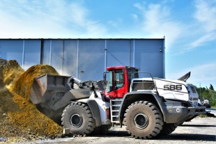 Les trois nouvelles chargeuses sur pneus de Liebherr aux couleurs du groupe BTB.