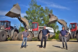 Oliver Hanneck (au centre) remet les chargeuses sur pneus L 586 XPower® aux conducteurs. Les prescriptions locales corona en vigueur ont été respectées.
