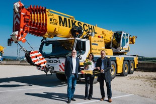 Crane handover at the Liebherr plant in Ehingen: From left to right: Wolfgang Sailer (Liebherr-Werk Ehingen GmbH), Annapaula Mikschl, Roland Mikschl (Mikschl Autokrane GmbH).