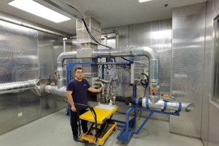 Hao Liu, Liebherr Repair Technician – Certifying Staff and air cycle machine specialist, is happy about the new test bench at the Liebherr facility in Shanghai. (The picture has been taken in compliance with the locally applicable pandemic guidelines.)