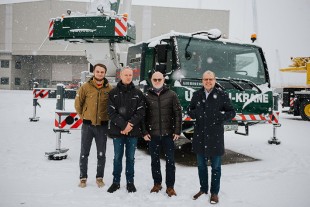 Winter crane handover in Ehingen – from left to right: Patrick Heilmann, Ulrich Rüdiger Pörschke, Michael Ullrich (all from Ullrich Krane GmbH), Burkhard Berndt (Liebherr-Werk Ehingen (GmbH).
