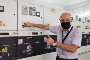 Thumb up - Ekkehard Pracht, General Manager Aerospace at Liebherr-Singapore, pushed the “On”-button of the new power substation.