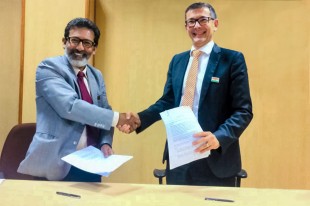 Arup Chatterjee, Board Member und Director Engineering and R&D bei HAL, und Nicolas Bonleux, Managing Director und Chief Commercial Officer bei Liebherr-Aerospace & Transportation SAS, bekräftigen die unterzeichnete Absichtserklärung mit einem Handschlag.