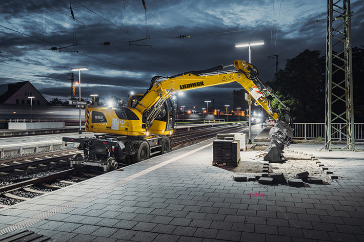 At Bauma 2022: Liebherr rail-road excavator with hydrostatic drive ...