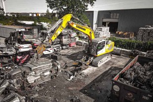 The R 922 crawler excavator with Powerhand gripper for dismantling vehicles.