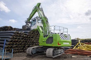 This R 945 from the customer Polymers was equipped with a hydraulic cab elevation.  In addition, a pair of scissors can be mounted on the boom.