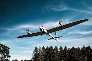Elektronik von Liebherr an Bord: Die Vector-Drohne von Quantum-Systems ist optimiert für autonome Einsätze zur Kartierung, Vermessung und Aufklärung.