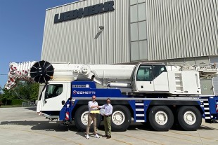 Kranübergabe des LTM 1100-4.2 an die Seghetti S.r.l.: (V.l.n.r.) Emanuele Perrone (Liebherr-Italia S.p.A.) und Luigi Seghetti (Seghetti S.r.l.).