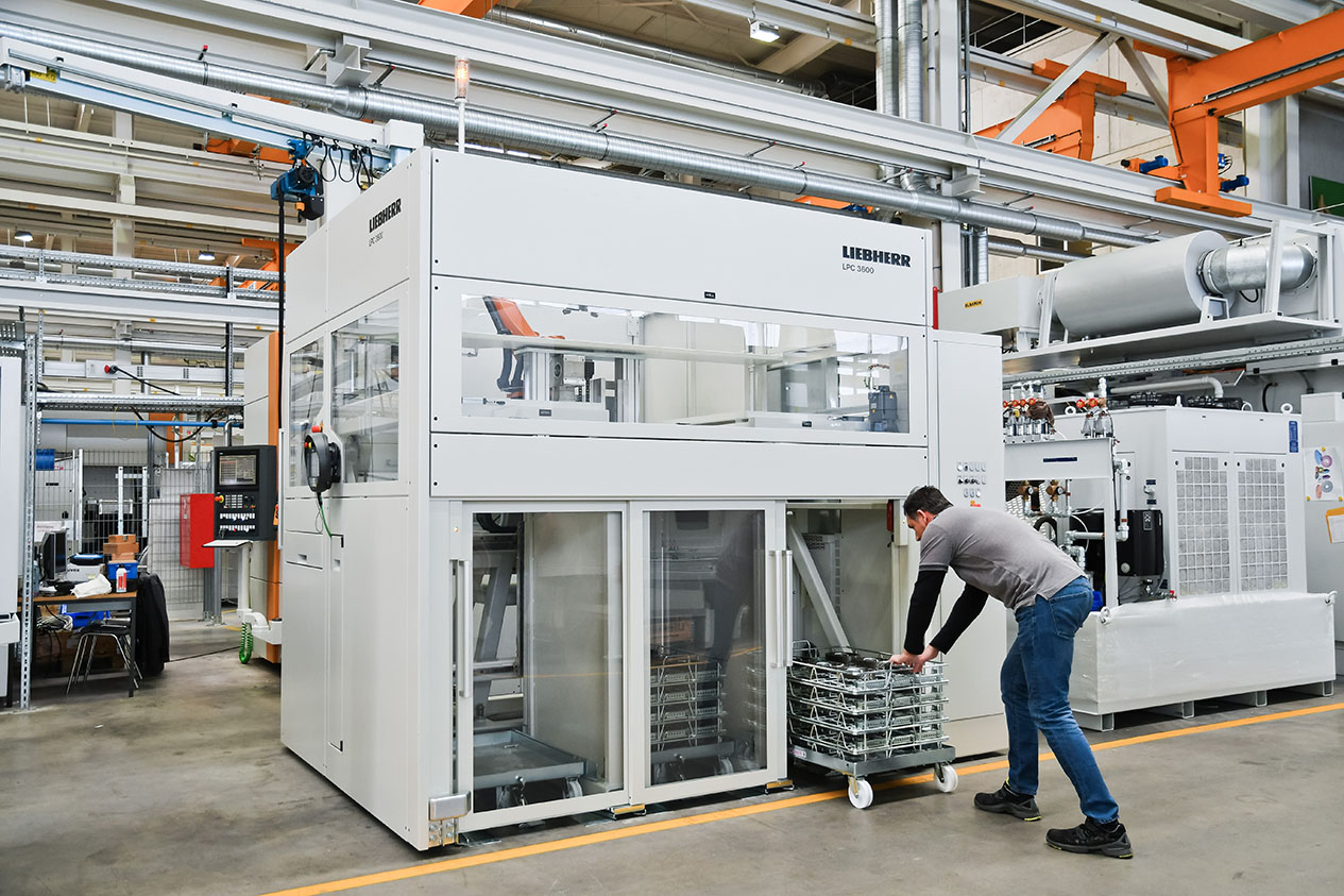 The Liebherr palletizing cell with robot loading ...