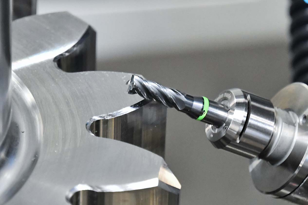 Chamfering of large modules by powerful cutter spindle (here module 10 mm)