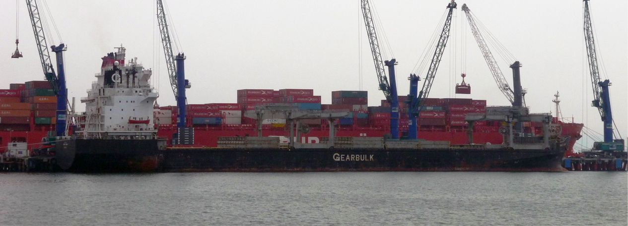liebherr-lhm-mobile-harbour-cranes-container-handling-puerto-lirquen-stage-l