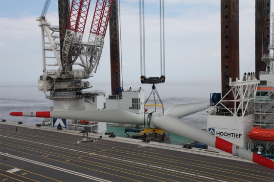 liebherr-oc-cal-45000-crane-around-the-leg-heavy-lift-offshore-wind-plant-installation-loading-rotor-stars-innovation-hgo-9