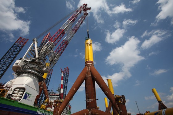 liebherr-oc-cal-64000-crane-around-the-leg-offshore-heavy-lift-wind-plant-installation-innovation-hgo-2