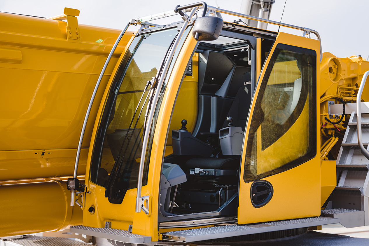 延伸侧踏板,便于进入起重机驾驶室