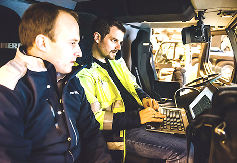 Dr. Martin Goschütz (TÜV NORD) and Daniel Rössner installing the equipment on the LTM.