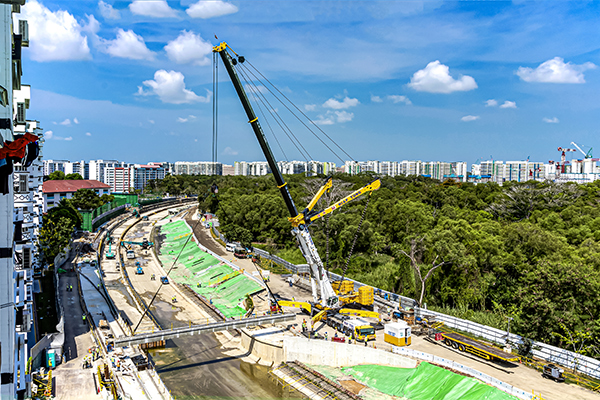 The most powerful Liebherr mobile crane in Singapore too – massive reinforced concrete beams on the hook of the Hiap Tong Corporation’s LTM 11200-9.1.