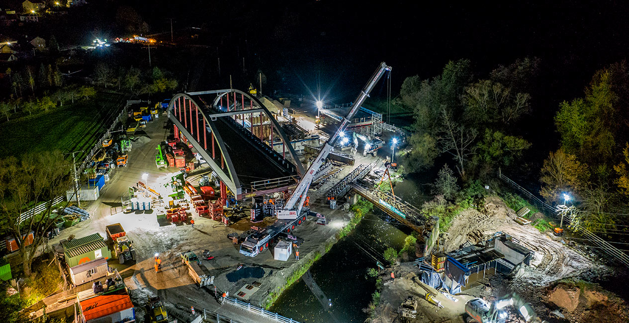 Extrem beengtes Setting: Nur wenig Spielraum hatte der LTM 1650-8.1 beim Nachteinsatz auf seiner ersten Baustelle. Der Drehbühnenballast musste bei Lastaufnahme sogar unter die neue, aufgebockte Brückenkonstruktion schwenken.