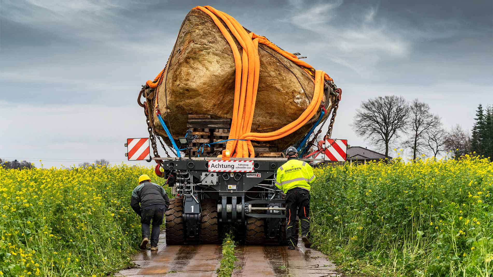 https://www.liebherr.com/shared/media/mobile-and-crawler-cranes/images/upload/2021_02/salvaging-a-boulder-in-emsland/liebherr-upload-get-out-of-my-field-stage-1901x1070.jpg