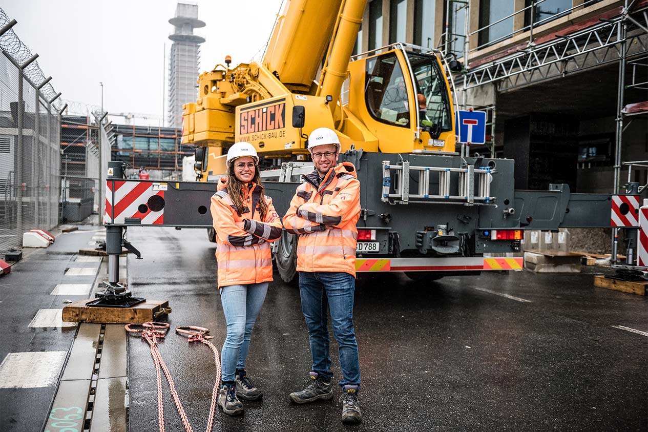 Expertos en el proceso completo de piezas prefabricadas - Carina Wehner y Michael Metz. Al fondo, la nueva torre de la terminal 3, también construida por el grupo Schick.