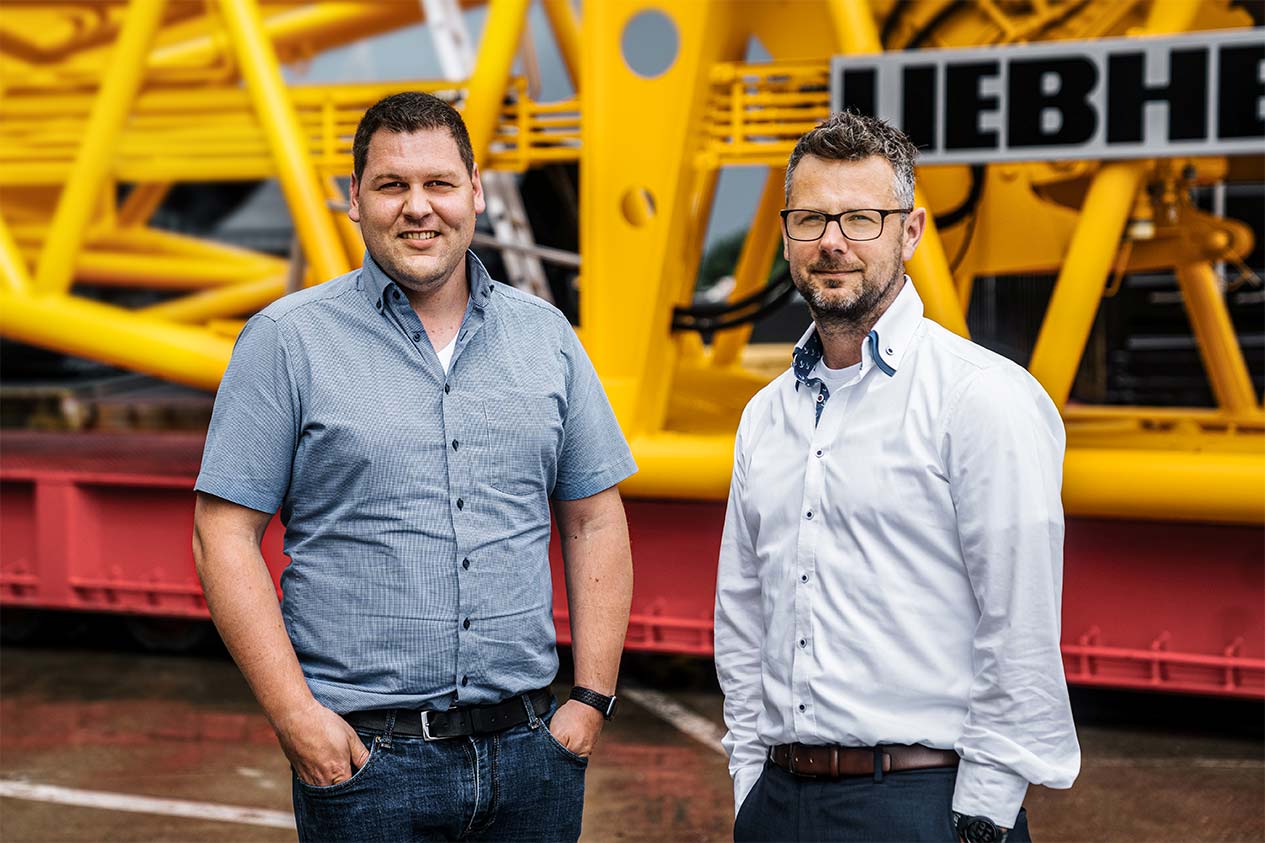 Jens Bachmann (à gauche), chef d'équipe des expéditions de grues chez Liebherr à Ehingen, et Benjamin Buchmüller (à droite), responsable des expéditions, nous donnent un aperçu supplémentaire de l'alternative consistant à transporter des grues et des équipements par voie fluviale.