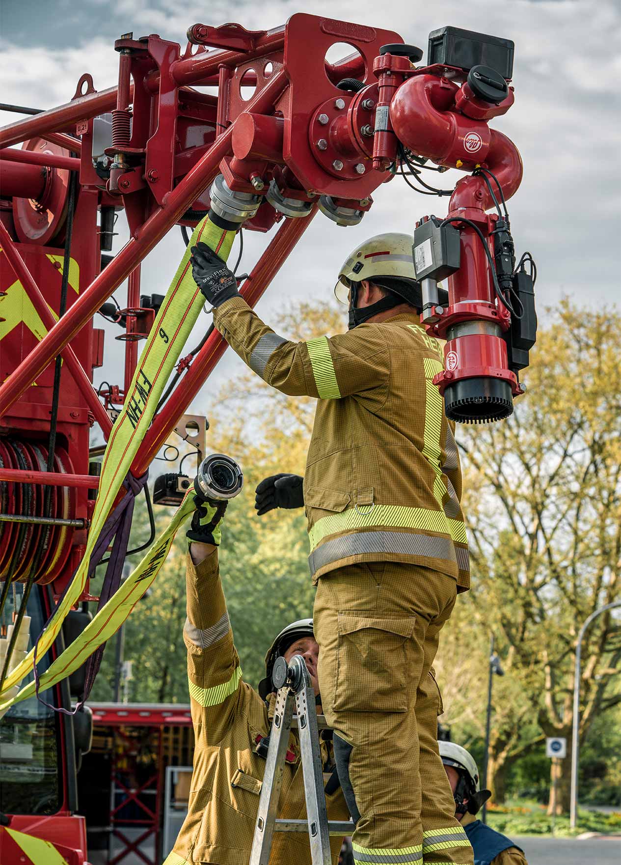 Spitzentechnik - Die Kranmaschinisten – Idiom für Kranfahrer bei der Feuerwehr – benötigen nur zehn Minuten, bis der Löschmonitor und die wasserführenden Schläuche fertig installiert sind. Im Ernstfall zählt schließlich jede Minute.