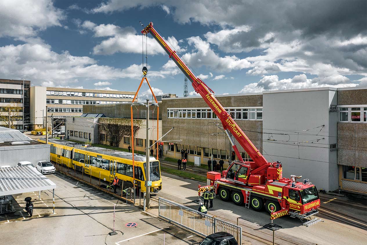 Vorsicht Hochspannung! Stuttgart besitzt zwei nagelneue Feuerwehrkrane von Liebherr. Insgesamt 60 Kranmaschinisten sind dort für die Arbeit mit diesen Spezialfahrzeugen ausgebildet.