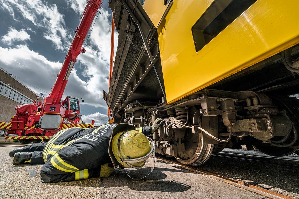 Aus der Spur - Die Stuttgarter Berufsfeuerwehr trainiert bei einer Übung mit ihrem neuen Kran die Bergung eines aus der Spur geratenen Triebwagens der Straßenbahn. Eigens für entgleiste Waggons wird ein Spezialgehänge vorgehalten, mit dem trotz der stromführenden Oberleitungen die Last angehängt werden kann.