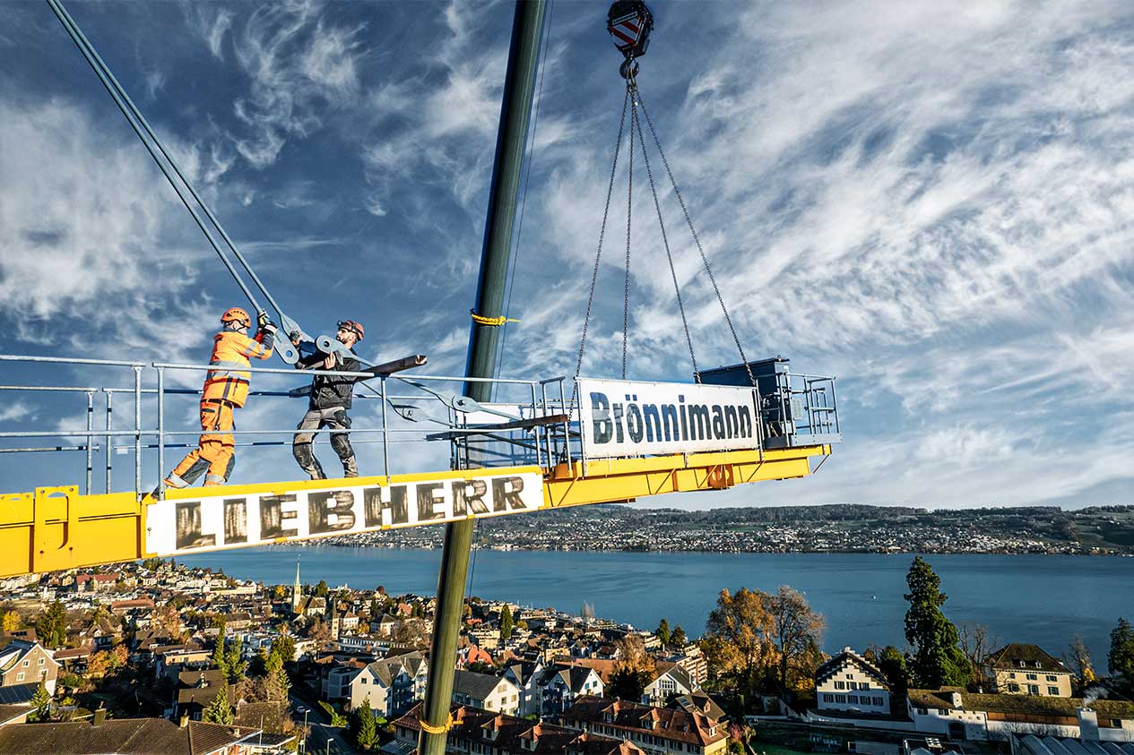 Sur les hauteurs du lac de Zürich, nos techniciens de service démontent une grue à tour Liebherr de type 132 EC-HM. Cette deuxième intervention à Wädenswil, sur la rive sud du lac, s'est également déroulée rapidement grâce à la LTM 1300-6.3.