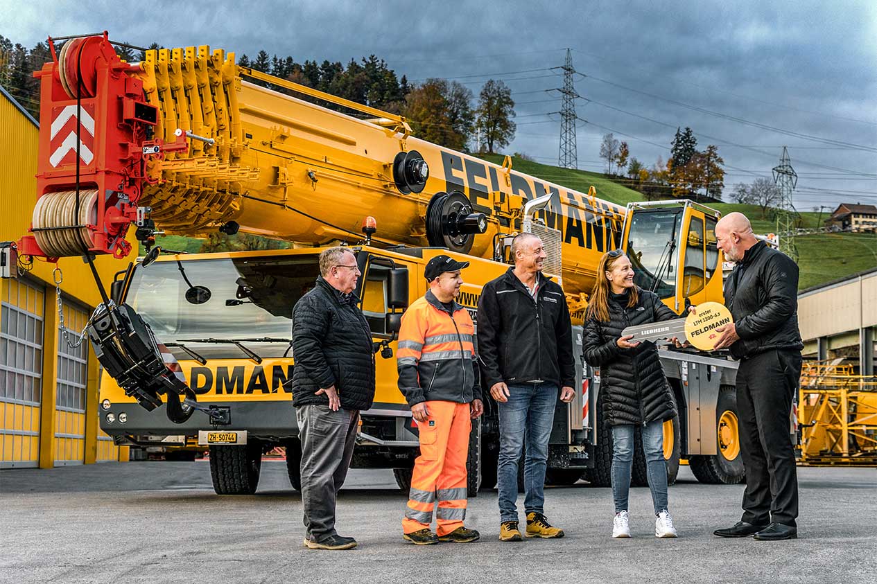 Une merveille pour le parc de véhicules - Christina Lenz, PDG et membre du conseil d'administration de Feldmann, reçoit symboliquement la clé de la LTM 1300-6.3 de la part de Marc Bollinger (Liebherr-Baumaschinen AG, Suisse). À sa gauche, Patrick Bösch, responsable du secteur grues chez Feldmann, le grutier Patrick Geyer et Gregor Blickenstorfer (Liebherr). En plus du siège social basé à Bilten, la société Feldmann possède deux autres sites dans la région de Zürich (à Dietlikon et Schmerikon) pour ses activités de levage, de transport lourd et de matériel de manutention et montage. Deux douzaines de grues mobiles et de grues de construction sont utilisées quotidiennement par cette entreprise moderne.